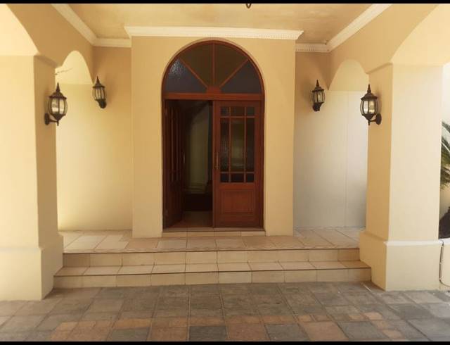 4 BEDROOM HOUSE FOR SALE IN WATERKLOOF RIDGE